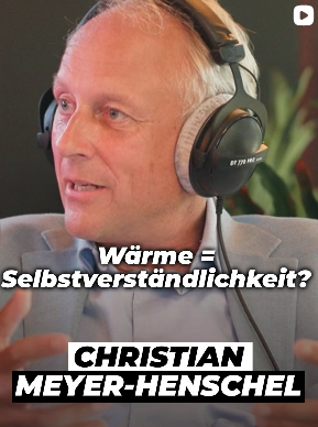 Christian Meyer-Henschel mit Kopfhörern und der Aufschrift „Wärme = Selbstverständlichkeit?“