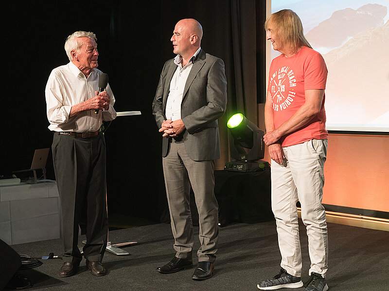 Eröffnung der neuen World of Windhager: Werner Windhager gratuliert Johann Falterbauer