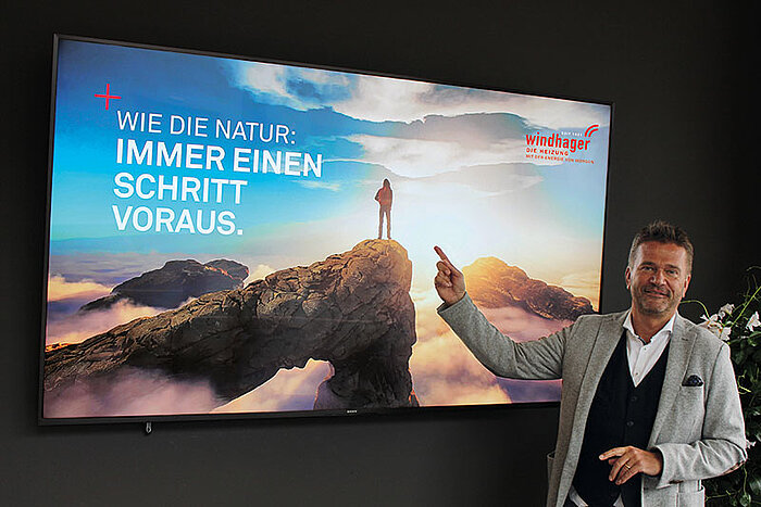 Windhager Geschäftsführer Stefan Gubi mit dem neuen Windhager Image-Sujet