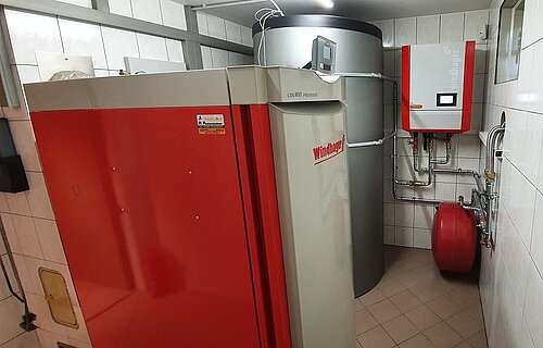 Boiler room with LogWIN Premium wood gasifier and AeroWIN Premium heat pump Janko family