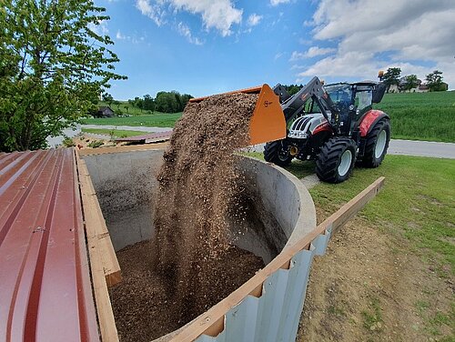 PuroWIN Aigner family Filling the wood chip bunker