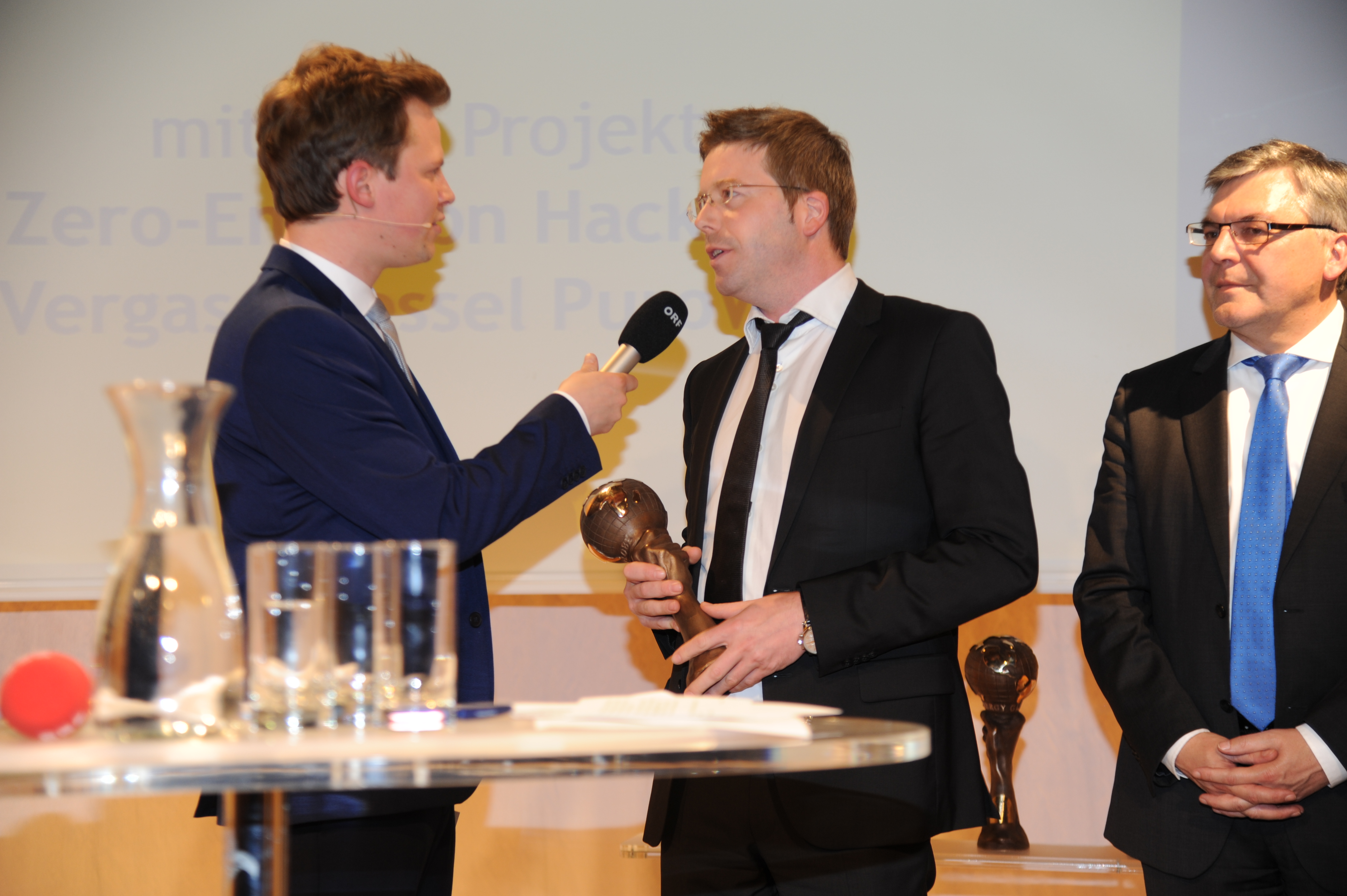 Foto: Energy Globe; Windhager Geschäftsführer Markus Buchmayr bei der Übergabe des Energy Globe Awards